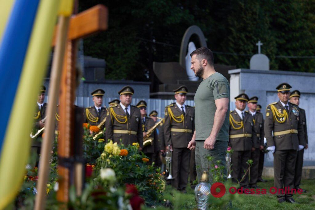 Зеленский посетил раненых военнослужащих во Львове