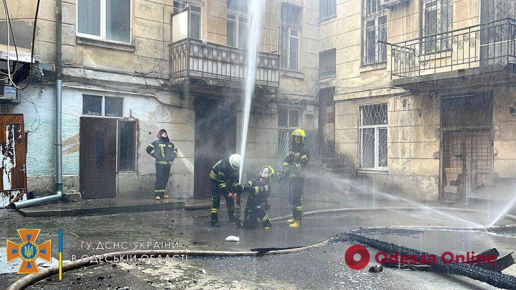 Загоряння даху будівлі на Катерининській: пожежу ліквідовано