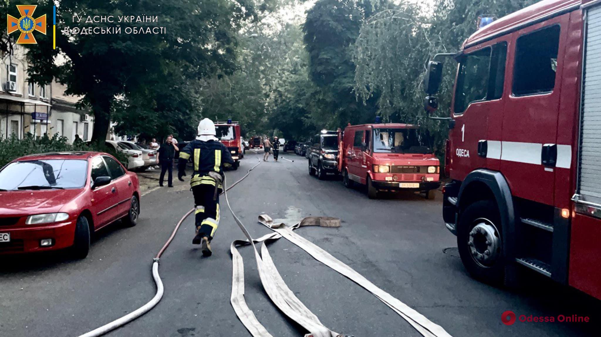 В центрі Одеси спалахнула пожежа (оновлено)