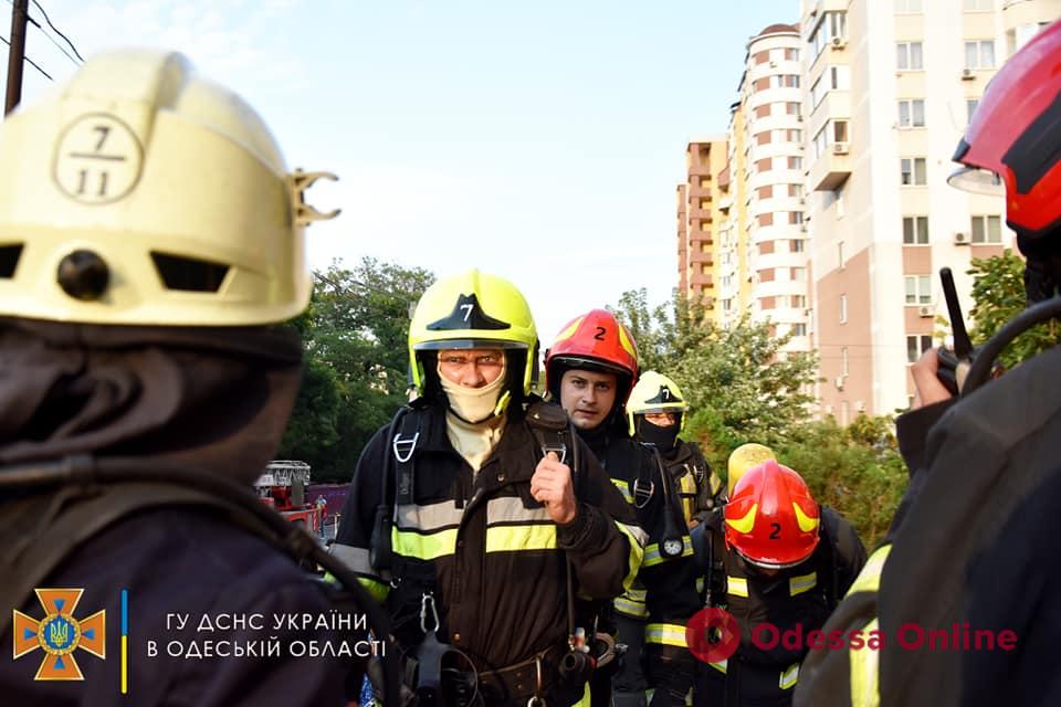В ЖК «Радужный» произошел пожар на 13 этаже высотки (фото, видео)