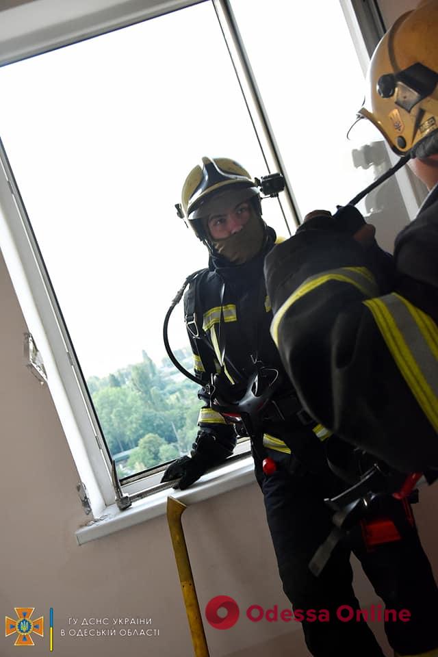 В ЖК «Радужный» произошел пожар на 13 этаже высотки (фото, видео)