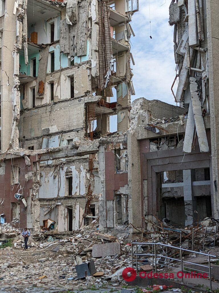 Разрушенное здание Николаевской ОВА: пол усыпан стеклами, а на стенах следы крови (фото, видео)