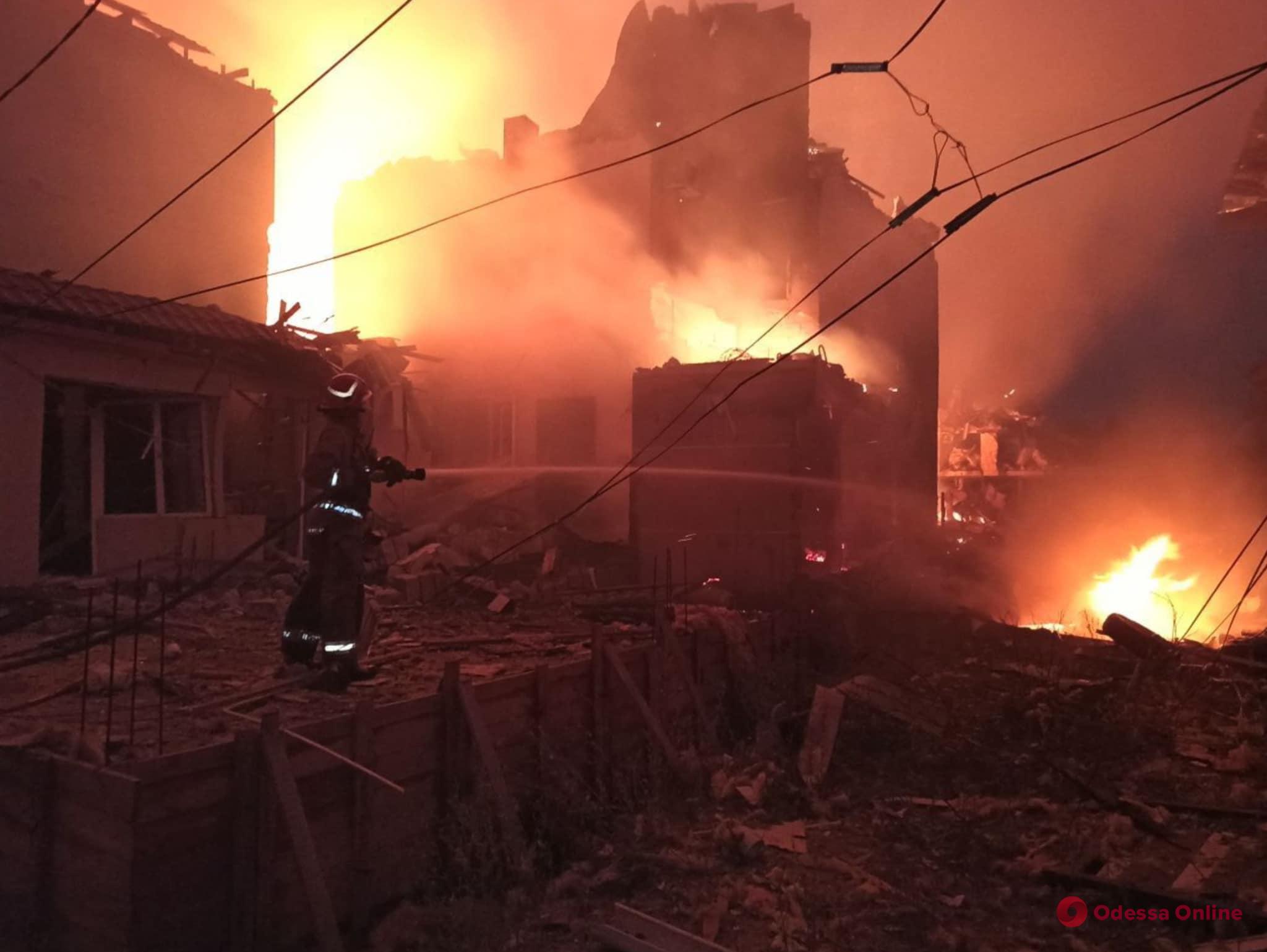 Ракетный удар по Одесской области: на базе отдыха вспыхнули пожары, четыре человека получили ранения (фото)