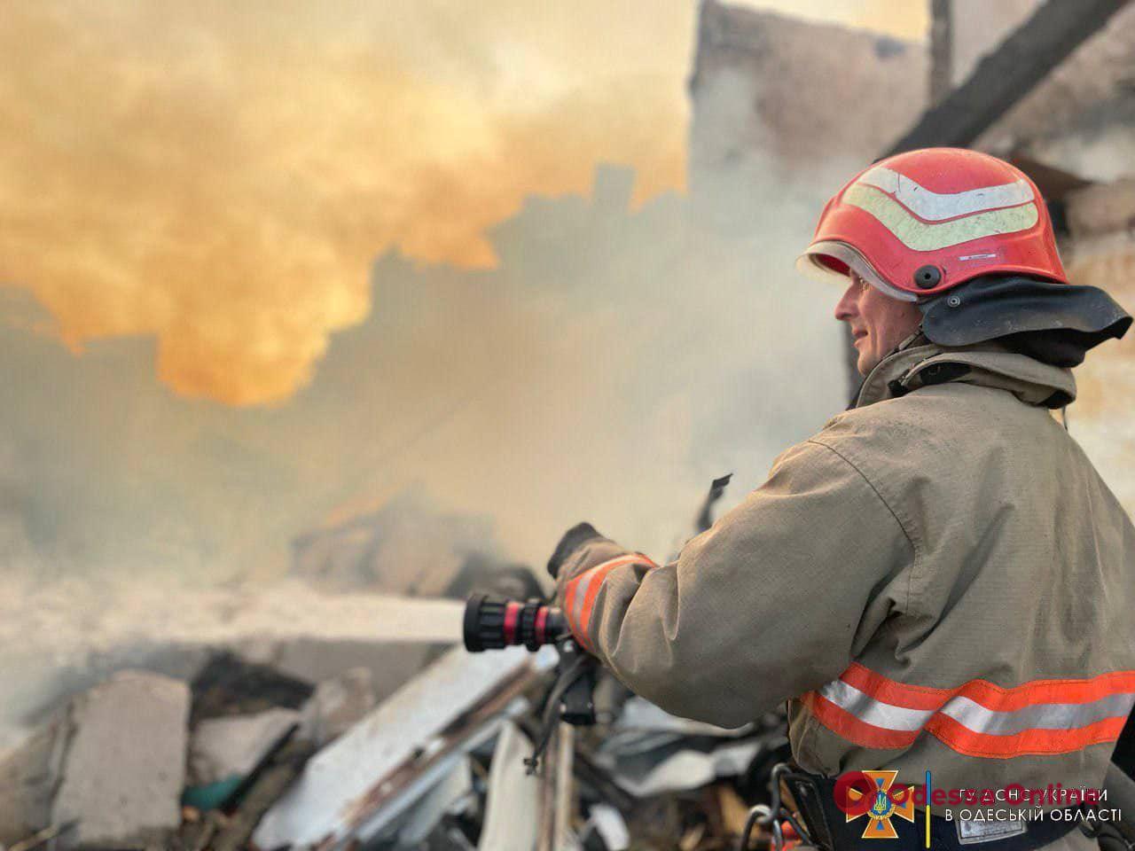 Ліквідація пожежі внаслідок ракетного удару по Одещині (фото, відео)