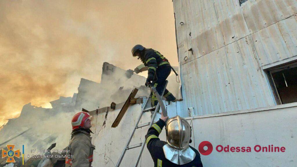 Ліквідація пожежі внаслідок ракетного удару по Одещині (фото, відео)
