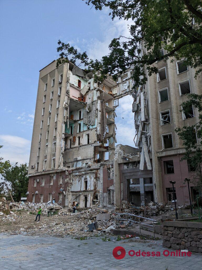 Зруйнована будівля Миколаївської ОВА: підлога всипана склом, а на стінах сліди крові (фото, відео)