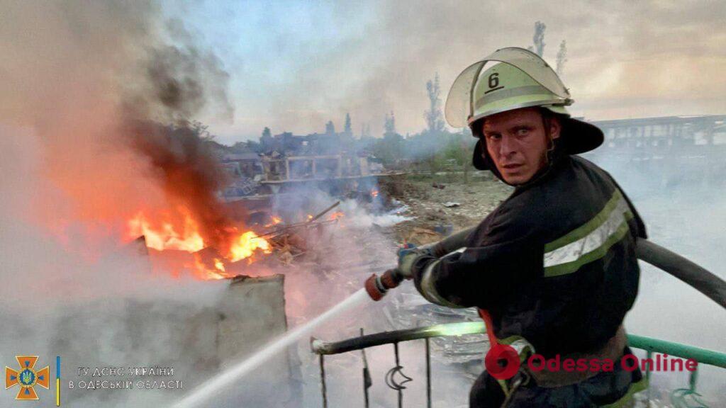Ликвидация пожара в результате ракетного удара по Одесской области (фото, видео)