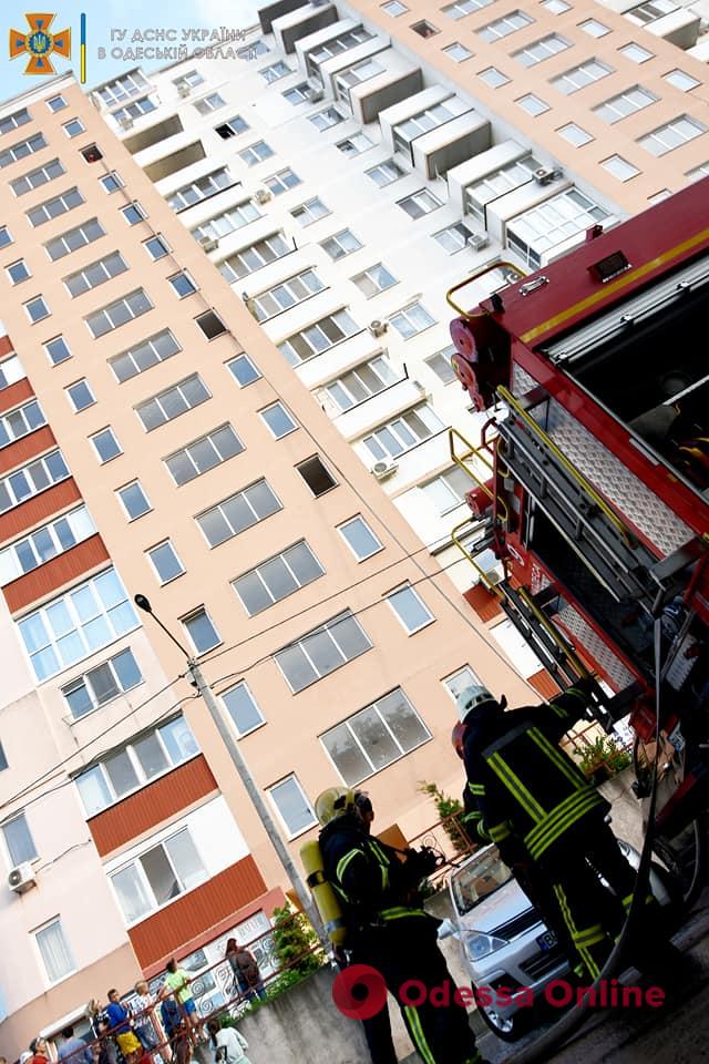 У “Райдужному” сталася пожежа на 13 поверсі багатоповерхівки (фото, відео)