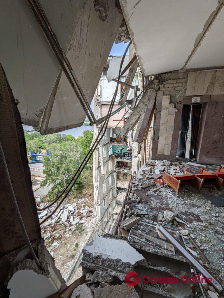 Разрушенное здание Николаевской ОВА: пол усыпан стеклами, а на стенах следы крови (фото, видео)