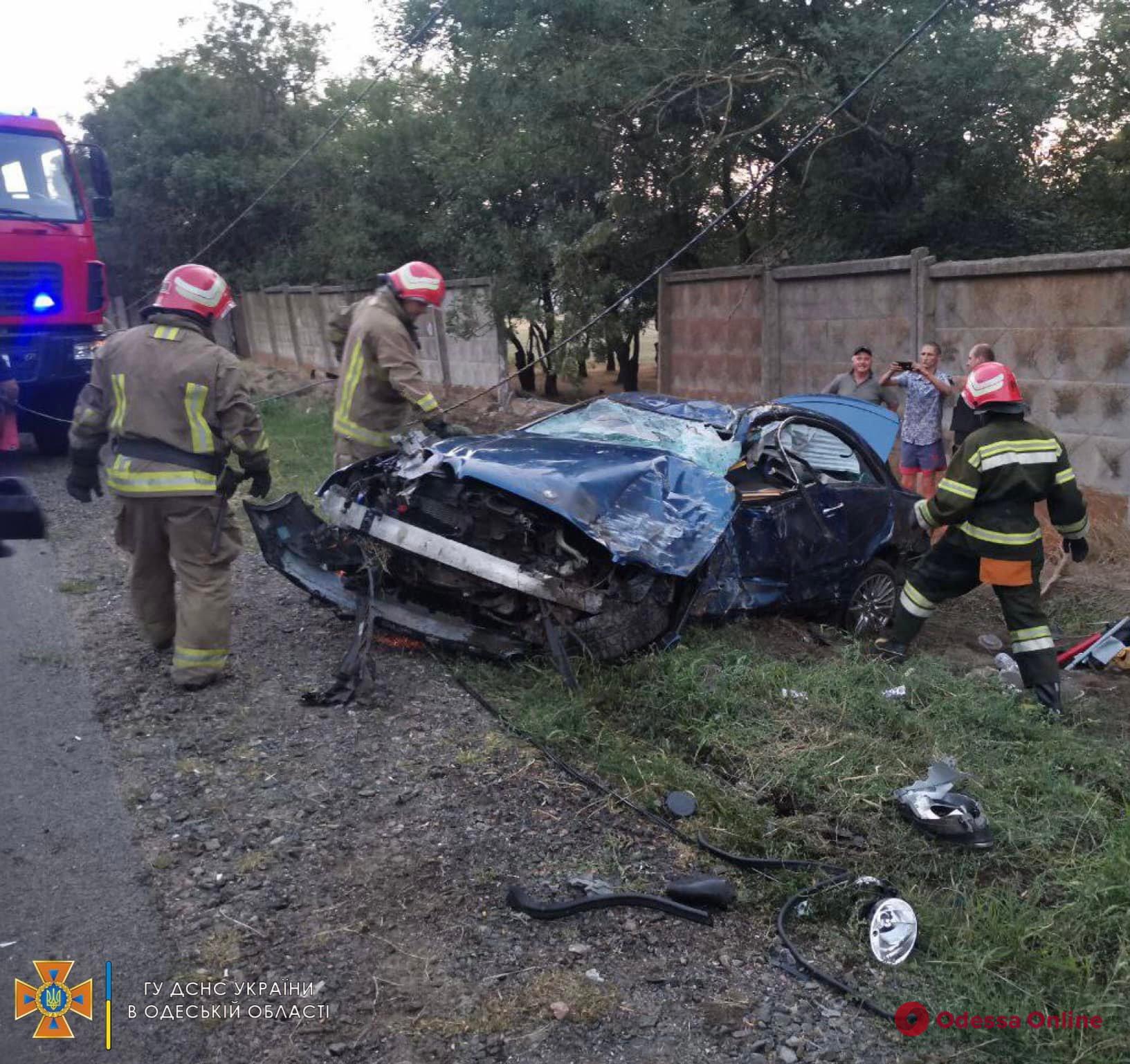 ДТП: в Овідіополі рятувальники визволили з понівеченої автівки постраждалого водія