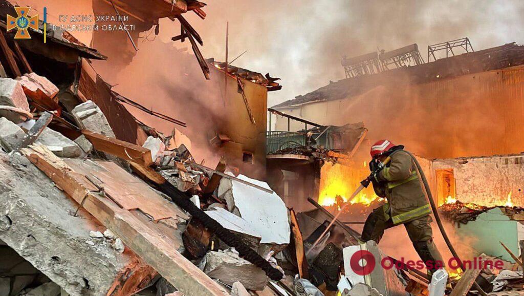 Ликвидация пожара в результате ракетного удара по Одесской области (фото, видео)