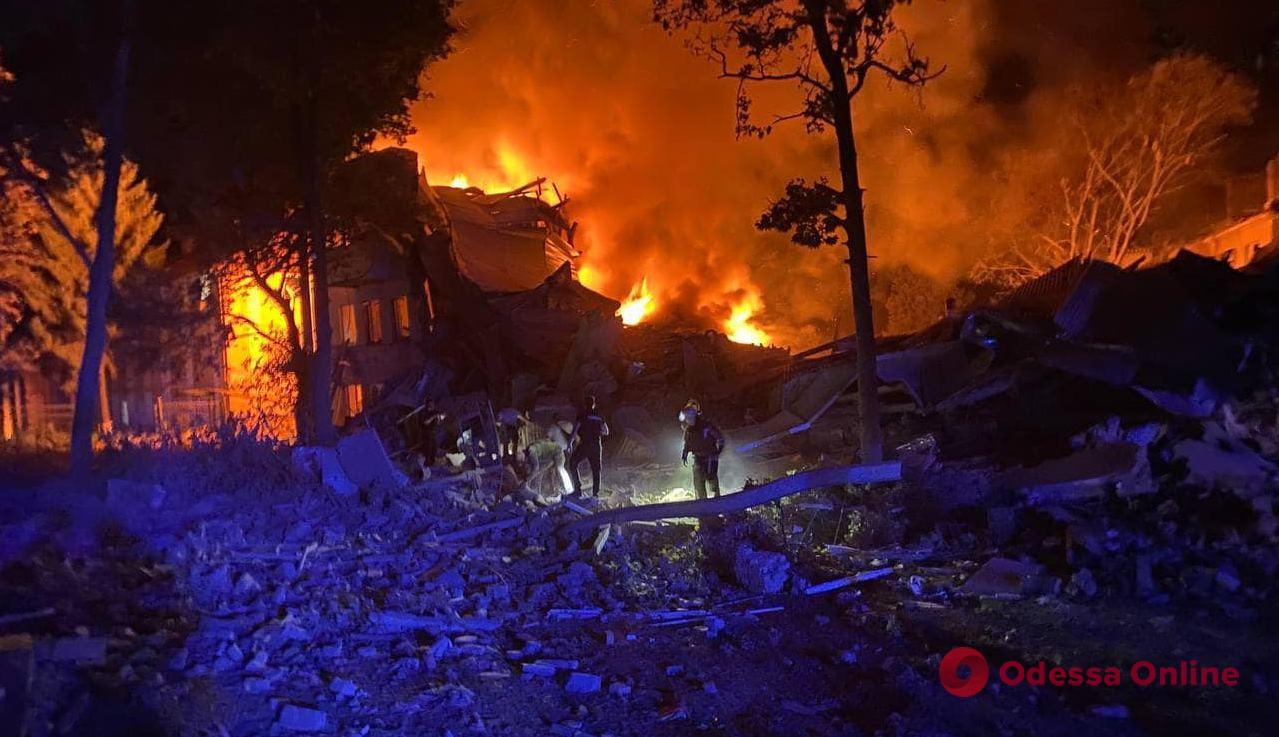 Окупанти знову обстріляли Харків: горить житловий будинок, є загиблі (оновлено)