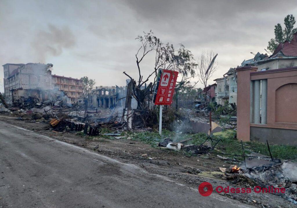Ракетный удар по Одесской области: на базе отдыха вспыхнули пожары, четыре человека получили ранения (фото)