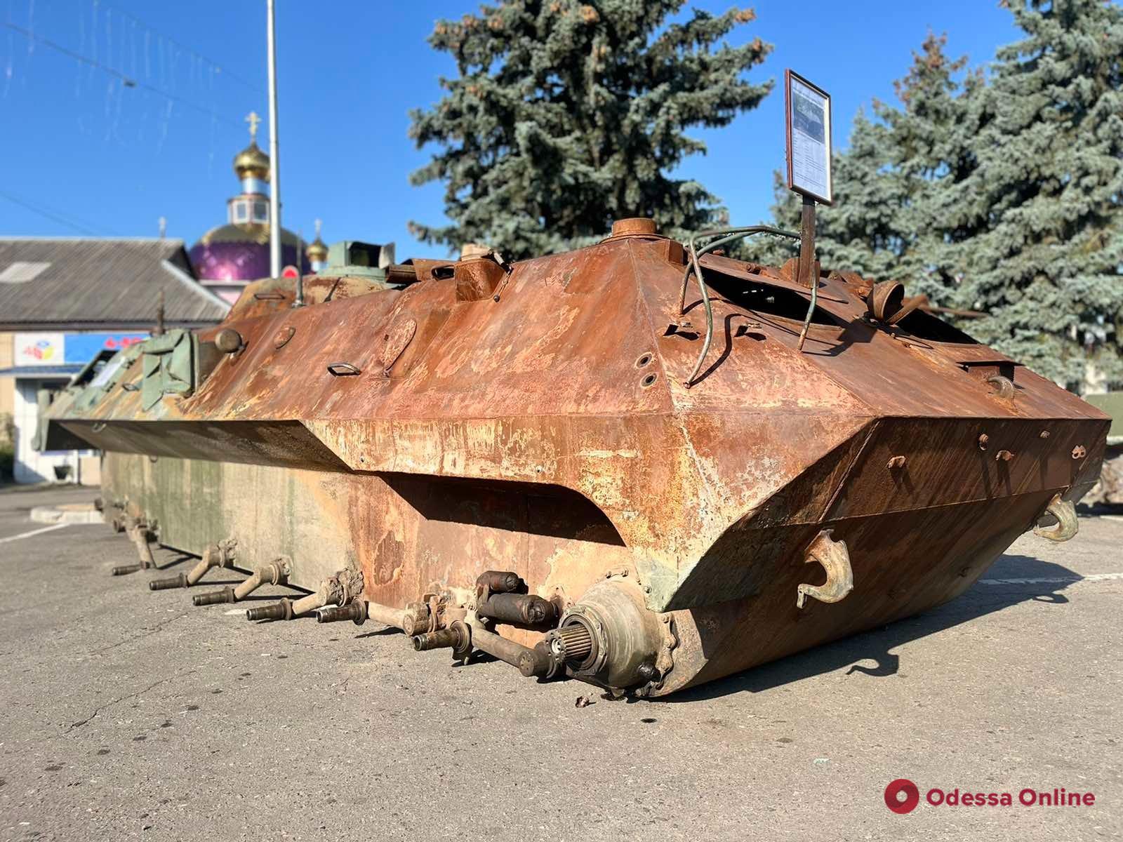 У Подільську відкрилася виставка знищеної техніки російських окупантів