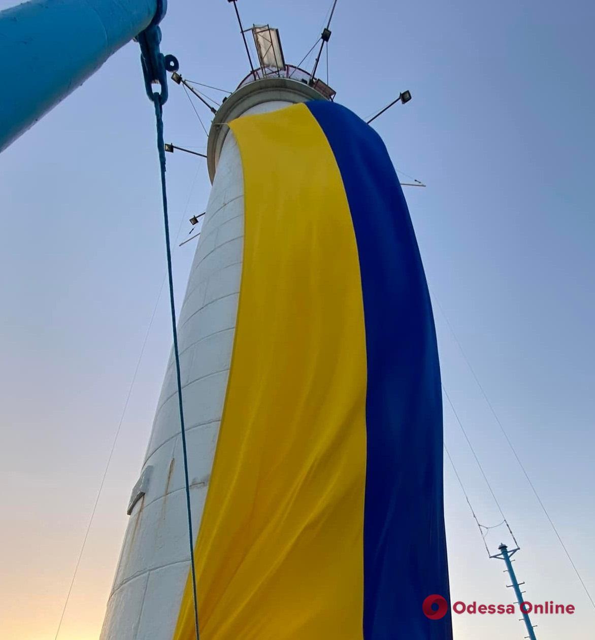 Одесса: на Воронцовском маяке развернули 18-метровый флаг Украины