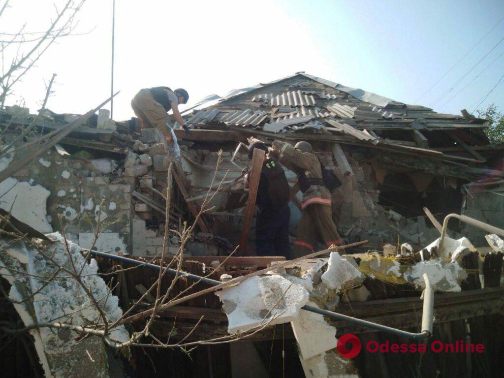 Обстріл Бахмута: з-під завалів будинку дістали тіло жінки