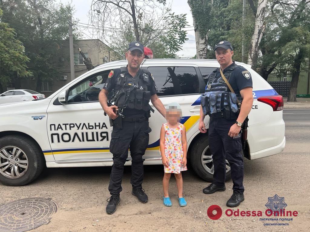 Одесские патрульные нашли потерявшуюся 5-летнюю девочку