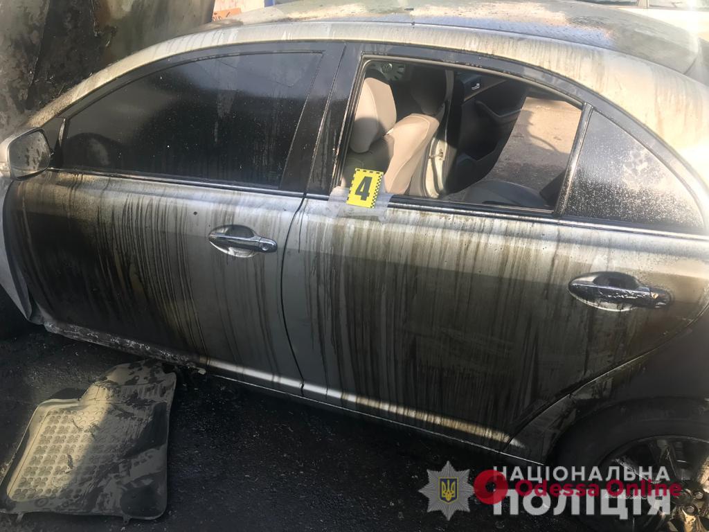 В Одесі затримали двох чоловіків, які за 500 доларів підпалили автівку