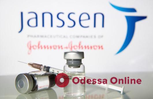 В Україну доставили 100 тисяч доз вакцини Janssen проти ковіду