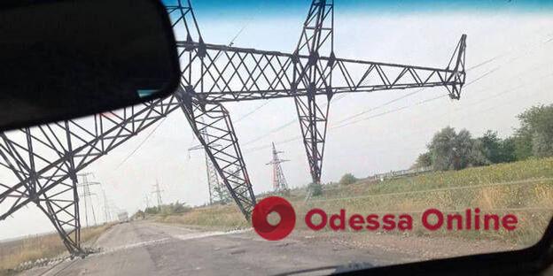 «Усталость металла»: в Херсонской области упали электроопоры, идущие от Запорожской АЭС