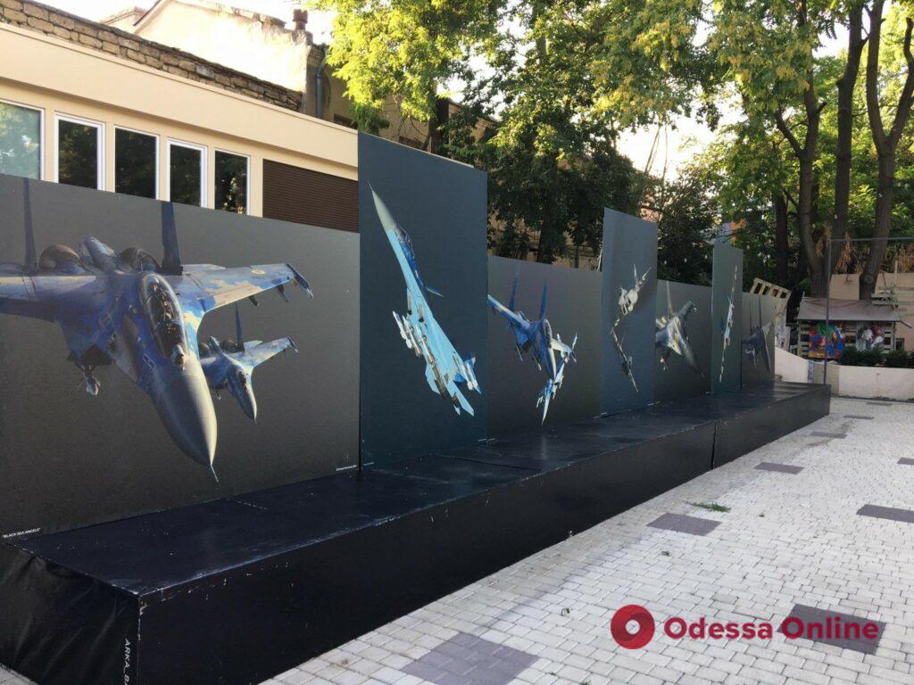«Янголи Чорного моря»: в Одесі у Літньому театрі відкрилася фотовиставка до Дня повітряних сил України