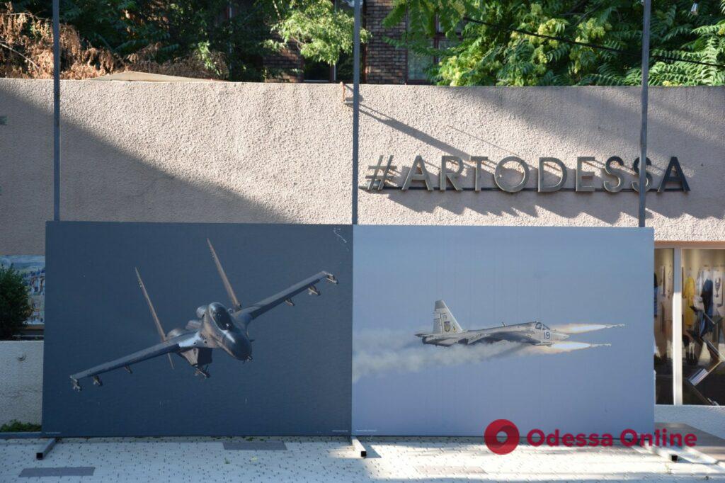 «Ангелы Черного моря»: в Одессе в Летнем театре открылась фотовыставка ко Дню воздушных сил Украины
