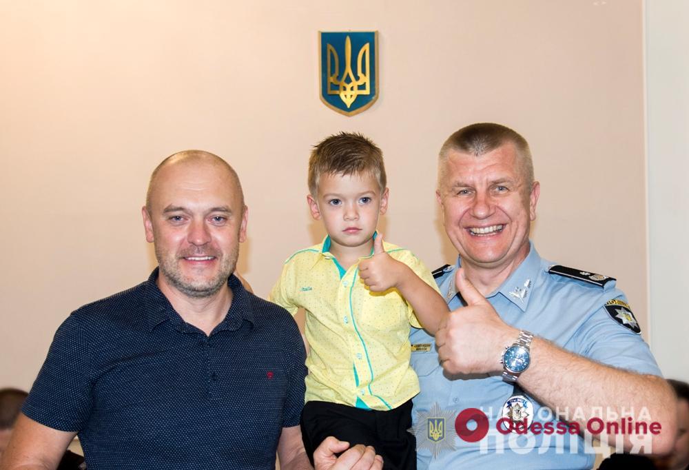 Глава полиции Одесской области наградил мужчину, который помог задержать грабителя и получил ножевое ранение