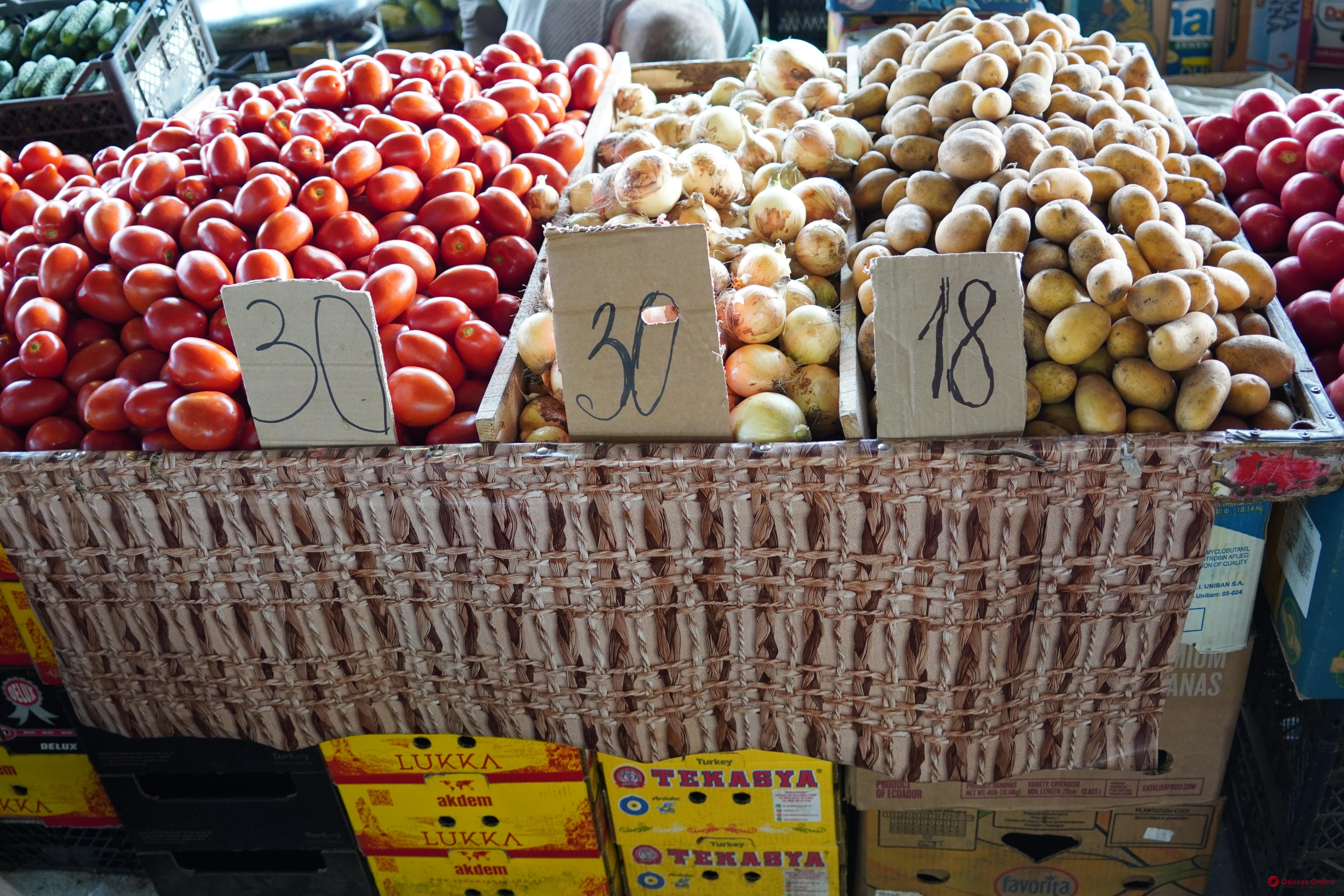 Слива, персики и кабачки: субботние цены на одесском «‎Привозе»