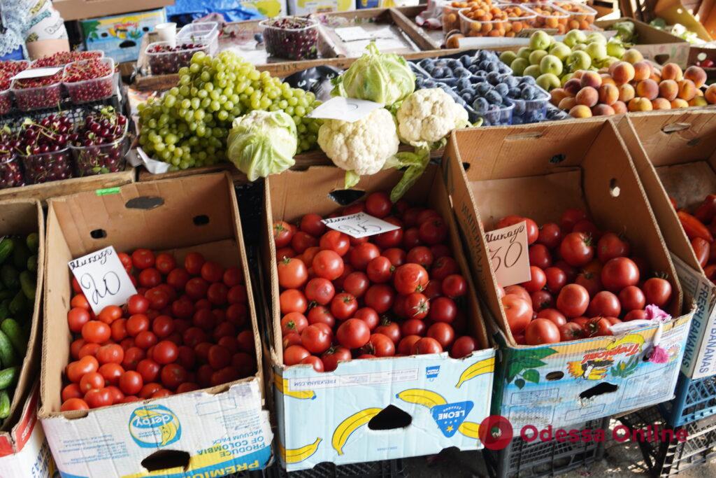 Виноград, реберця та персики: суботні ціни на одеському «‎Привозі»