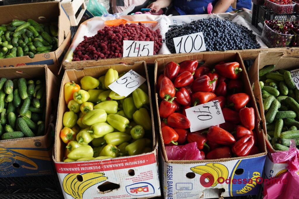 Виноград, ребрышки и персики: субботние цены на одесском «Привозе»