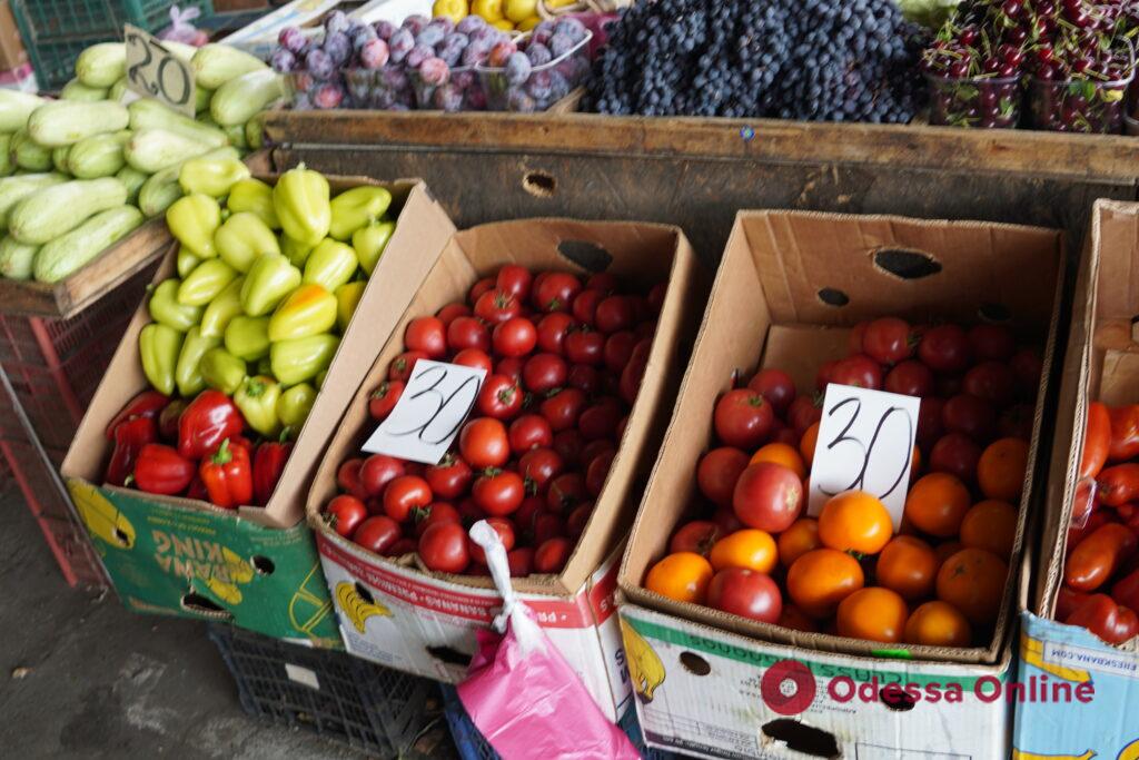 Виноград, ребрышки и персики: субботние цены на одесском «Привозе»
