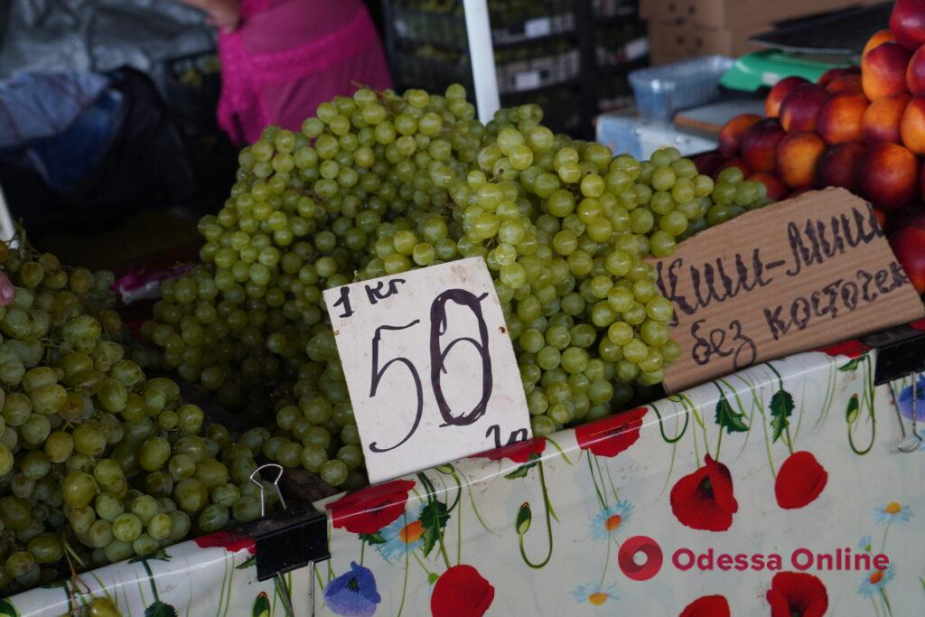 Виноград, реберця та персики: суботні ціни на одеському «‎Привозі»