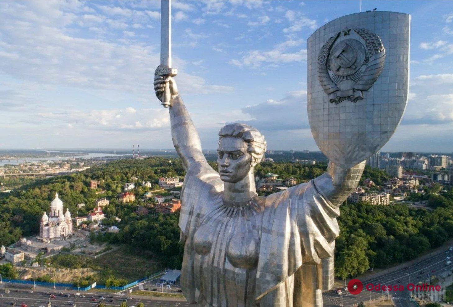 Радянський герб на монументі “Батьківщина-мати” приберуть наступного року