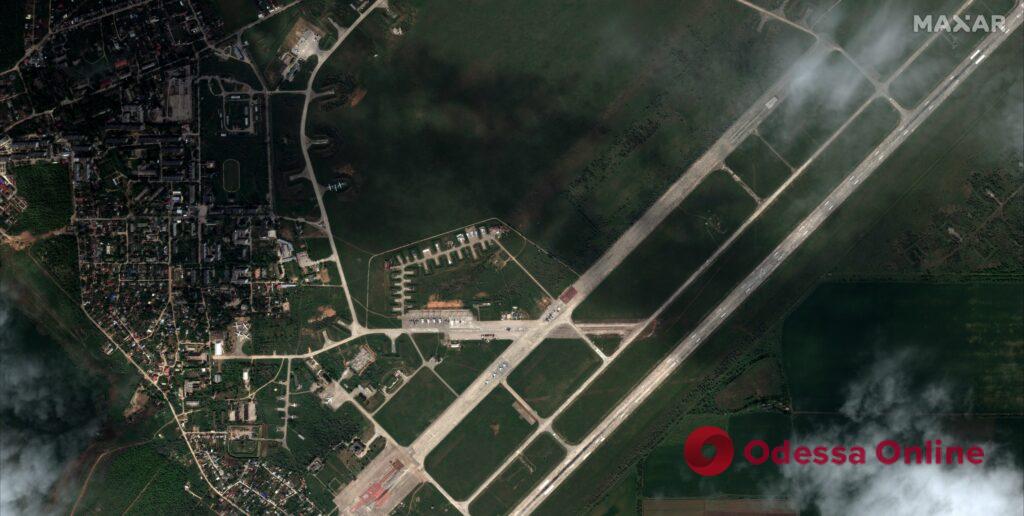 З’явилися нові супутникові знімки аеродрому у Криму після вибухів
