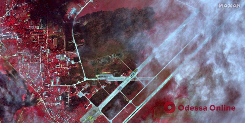 З’явилися нові супутникові знімки аеродрому у Криму після вибухів