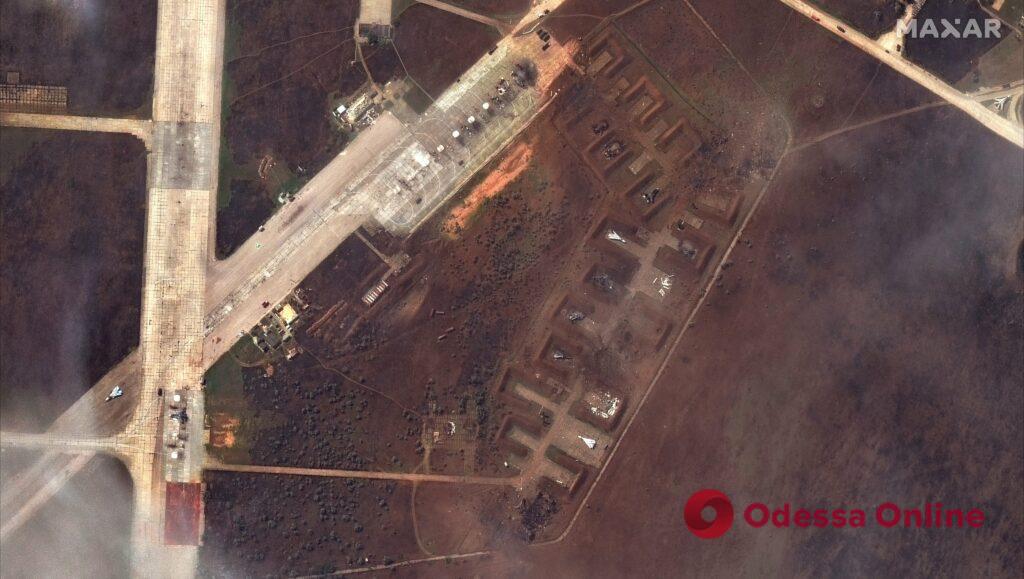 Появились новые спутниковые снимки аэродрома в Крыму после взрывов