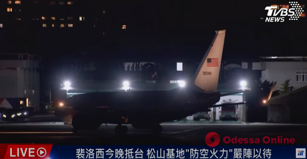 Самолет Нэнси Пелоси приземлился в аэропорту Тайваня