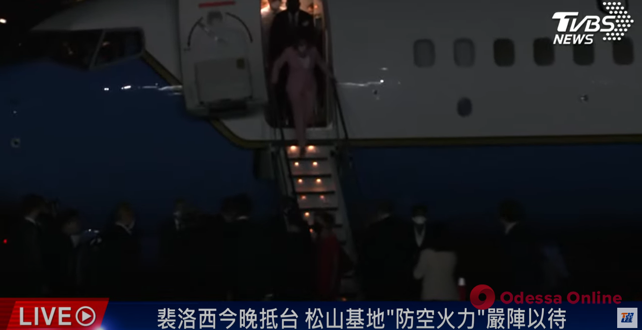 Самолет Нэнси Пелоси приземлился в аэропорту Тайваня
