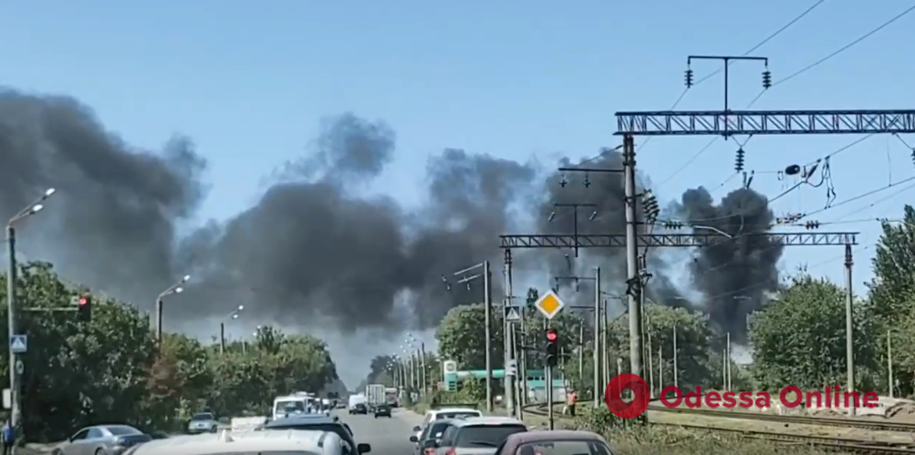 В Одессе на Ленпоселке горят шины и мусор (обновлено)