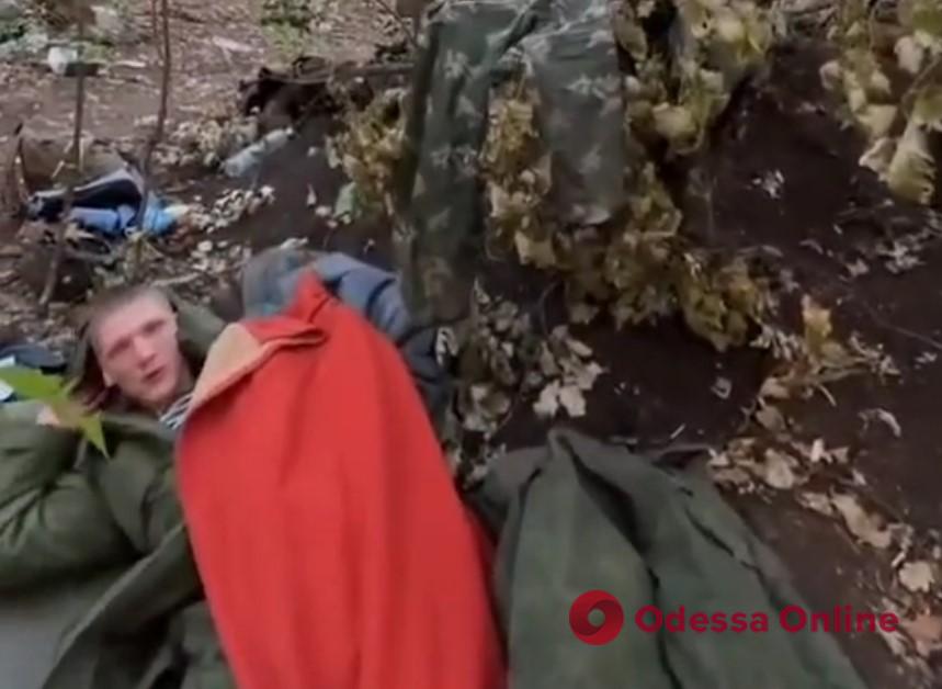 Защитники Украины взяли в плен спавшего оккупанта (видео)