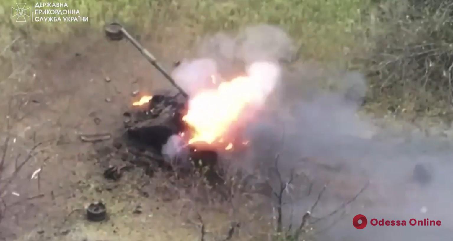 Украинские пограничники уничтожили вражеский танк (видео)