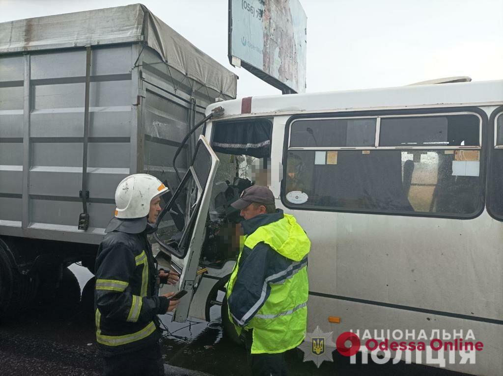 В Одессе маршрутка въехала в грузовик: пострадали пять человек