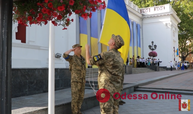 Біля Одеської міської ради підняли Державний Прапор України (відео)