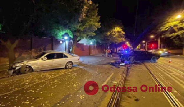 В Одесі на Фонтанській дорозі зіткнулися два легковики – є постраждалий