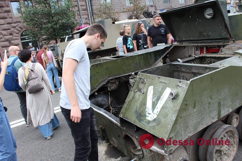 Под патронатом ВСУ: на Крещатике прошел «парад» российской военной техники