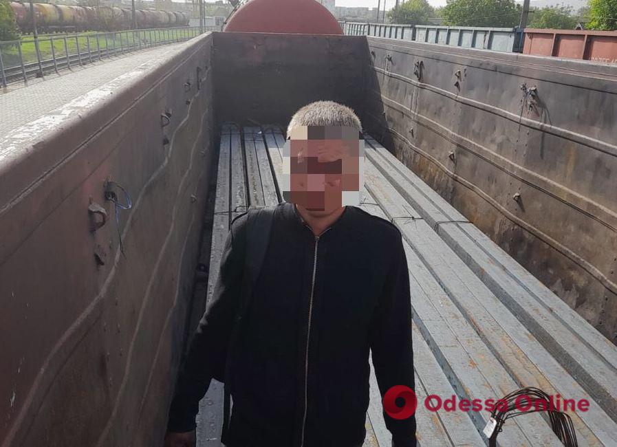 З повісткою у кишені: чоловік намагався виїхати в Молдову в товарному вагоні (відео)