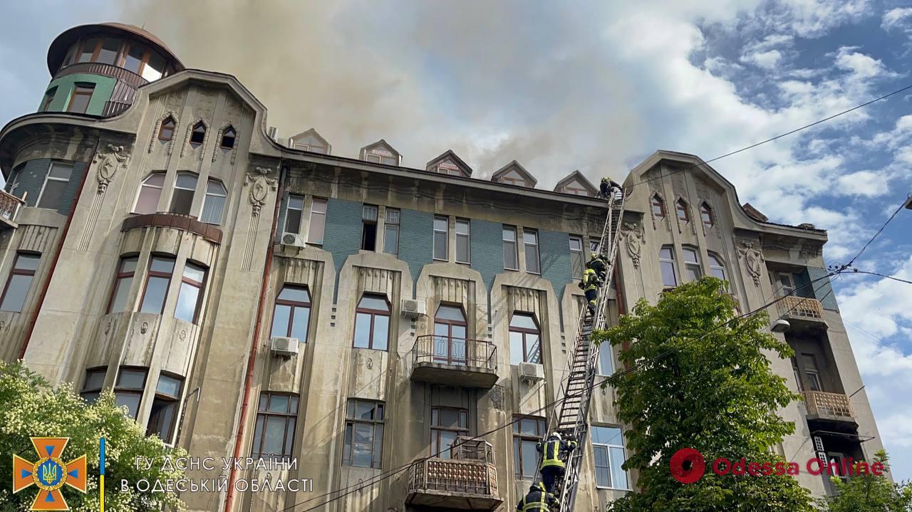 В центре Одессы горит крыша старинного дома