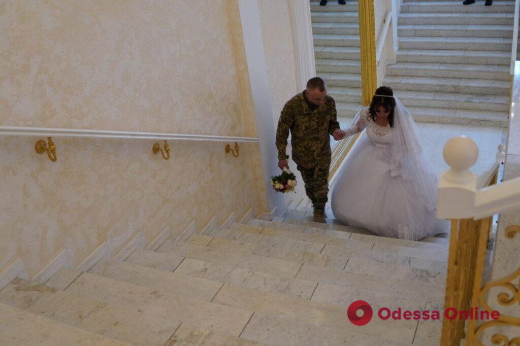 Отпросился на день, чтобы пожениться: в Одессе военный сыграл свадьбу