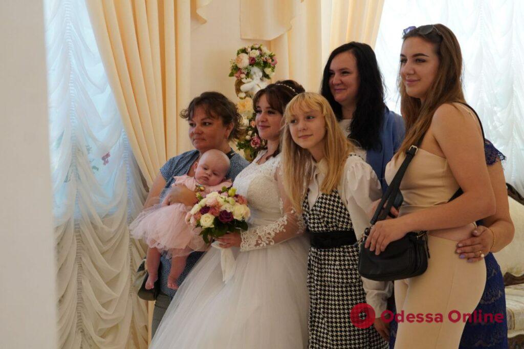Відпросився на день, щоб одружитися: в Одесі військовий зіграв весілля