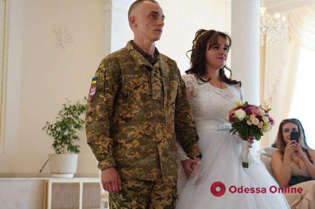 Відпросився на день, щоб одружитися: в Одесі військовий зіграв весілля